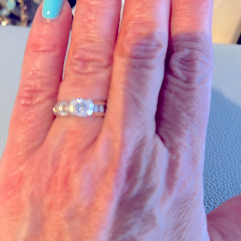 Genuine diamond ring with s certificate
